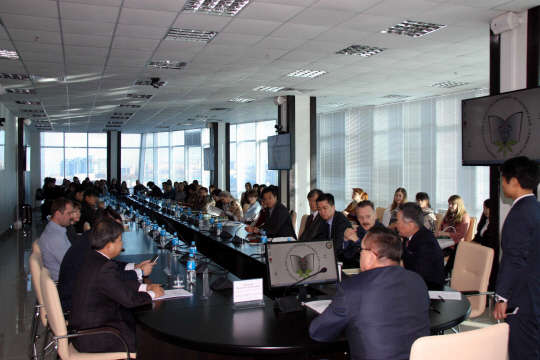 한국보건산업진흥원은 지난 7일부터 사흘간 극동 러시아 블라디보스톡에서 한의약 분야 협력을 강화하기 위한 '메디컬 코리아-러시아 인 블라디보스톡 2015' 행사를 개최했다고 밝혔다. 사진은 대한한의사협회와 12개 한방의료기관이 참여한 '전통의학 학술교류회' 개최 모습.(한국보건산업진흥원 제공)